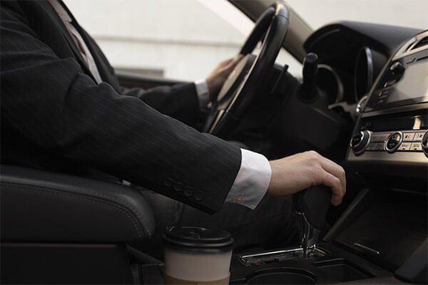 Chauffeur privé indépendant ouvrant la porte d’une belle voiture VTC à Rennes.